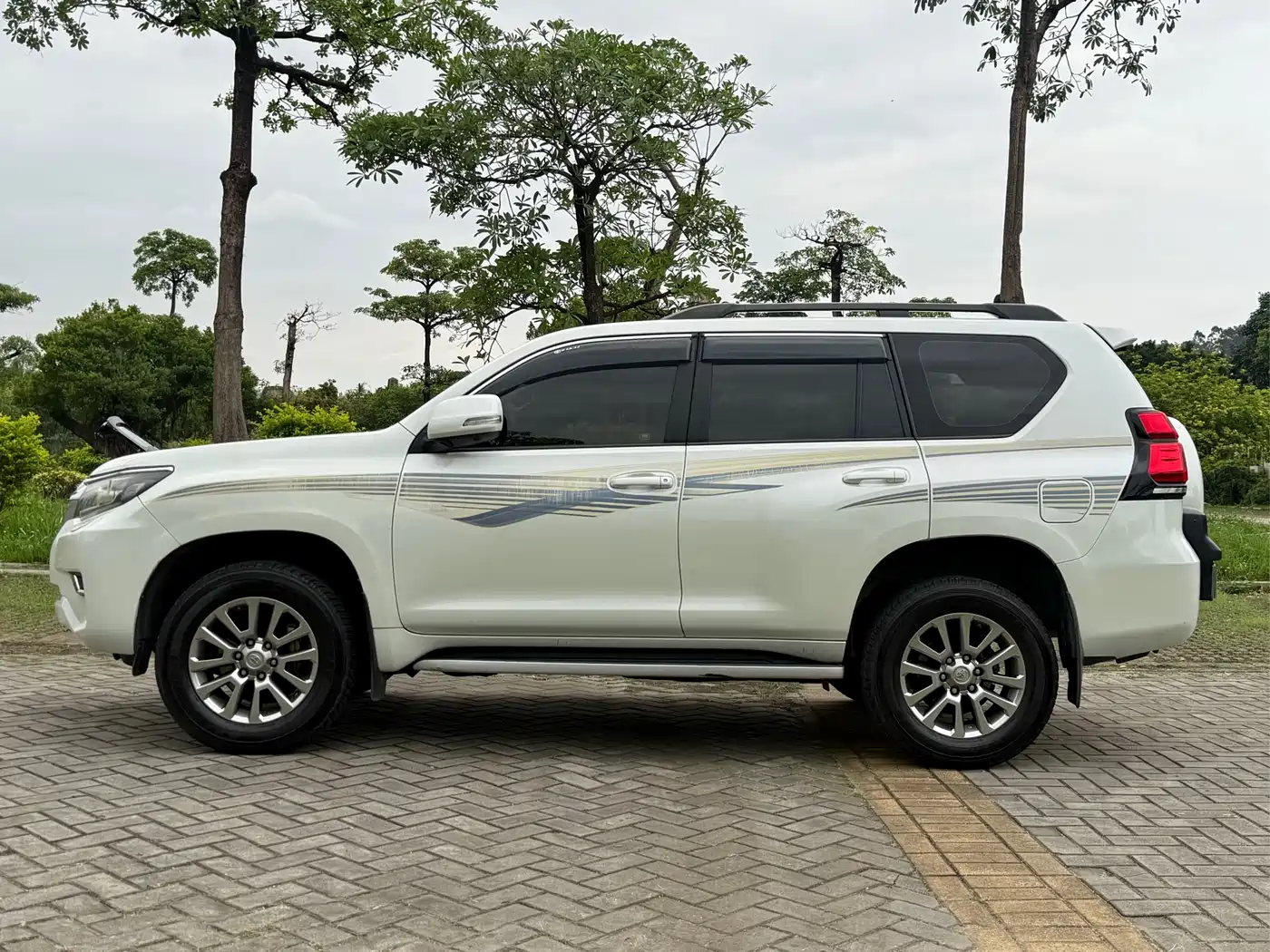 Toyota Prado 2018 3.5L Automatic TX-L Rear-mounted Spare Tire фото 17