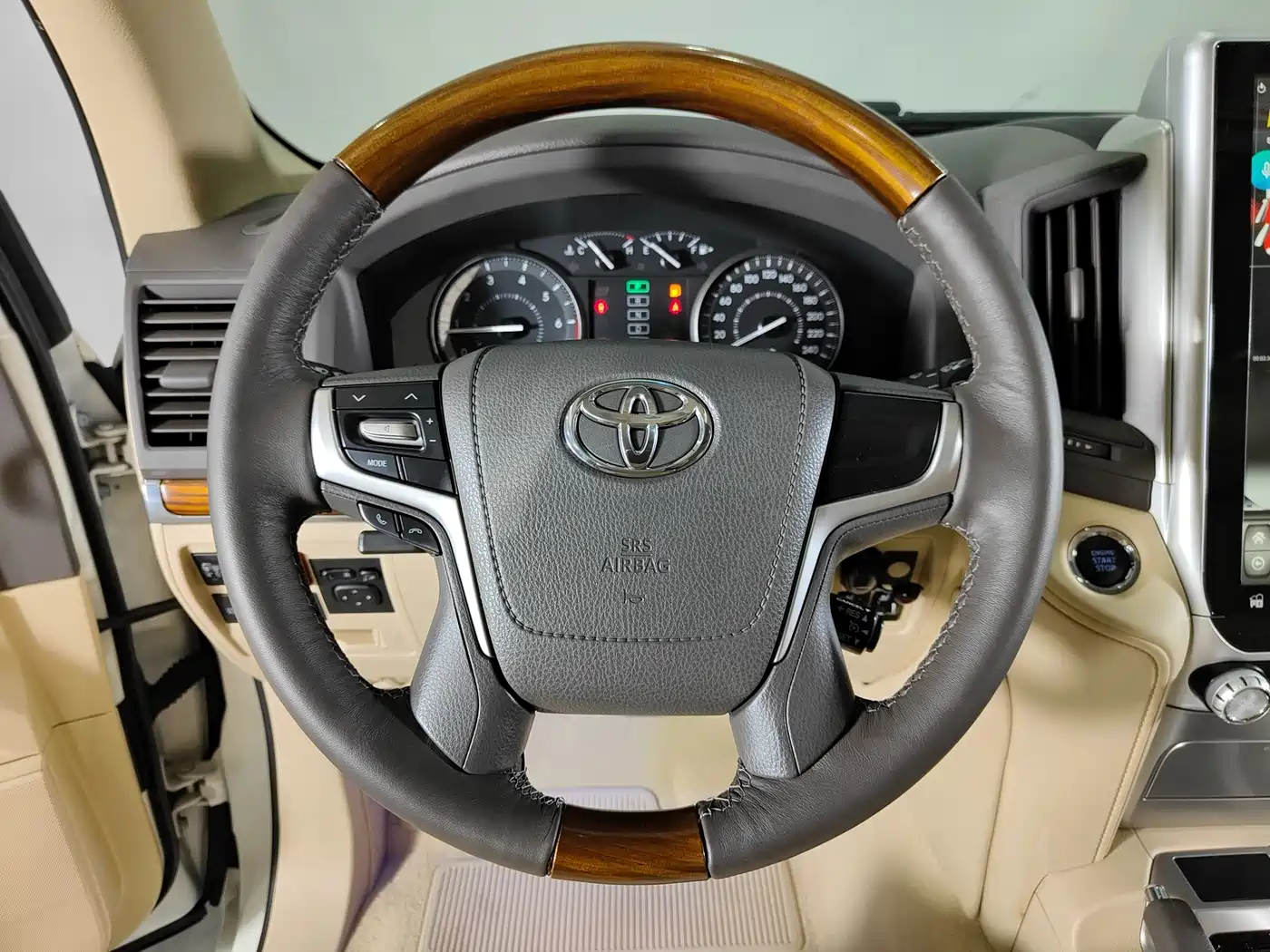 Toyota Land Cruiser (Import) 2015 4.0L V6 Middle East Limited Edition фото 9