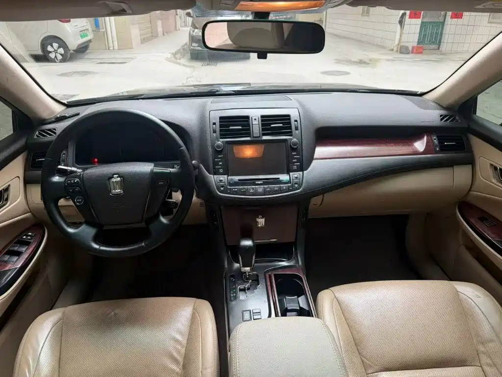 Photo 8 - Toyota Crown