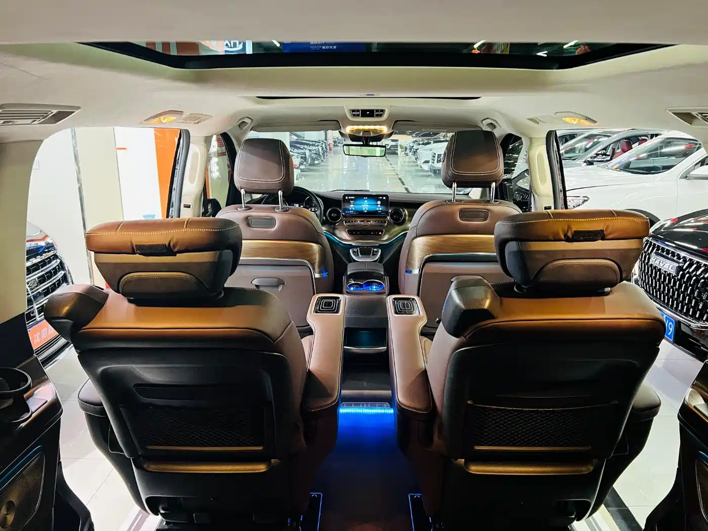 Mercedes-Benz V-Class 2022 V 260 L Long Wheelbase Luxury Edition фото 15