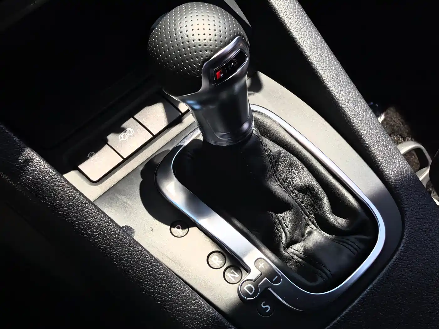 Volkswagen Scirocco 2011 Model R 2.0TSI фото 12