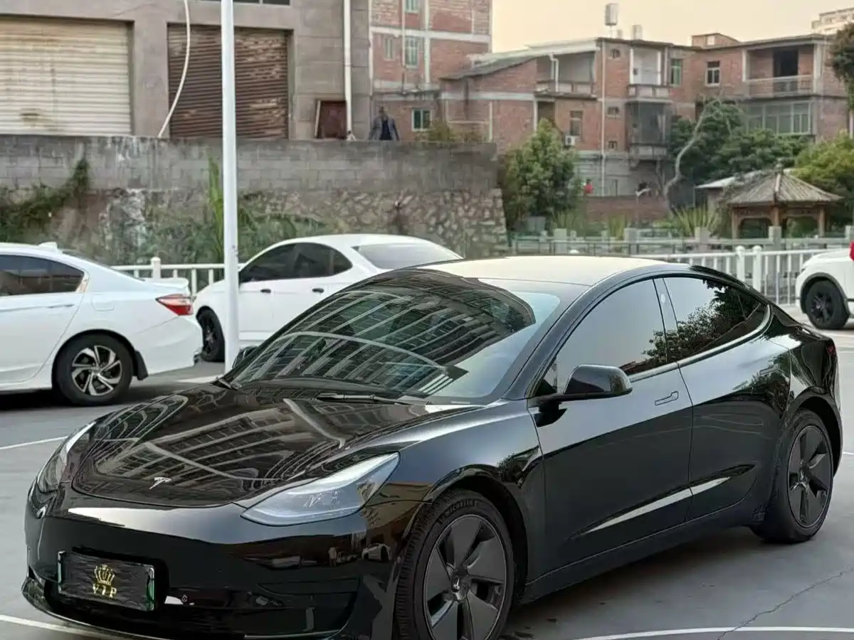 TESLA MODEL 3