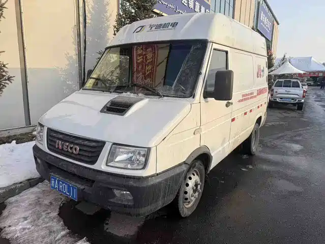  Iveco Iveco Daily 2021 Model 2.8T V35 VAN Cargo Van 3 Seats Short Wheelbase Medium Roof Dual Tires Sliding Door