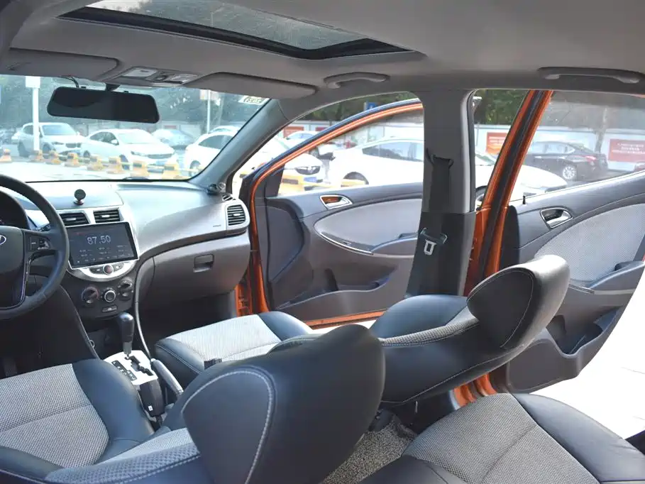 Hyundai Reina 2014 Model 1.4L Automatic GLX фото 13