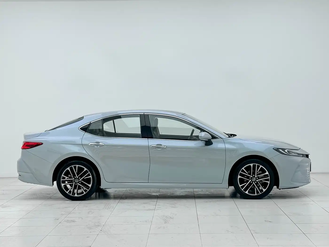 Toyota Camry 2024 Hybrid 2.5HG Premium Edition фото 3