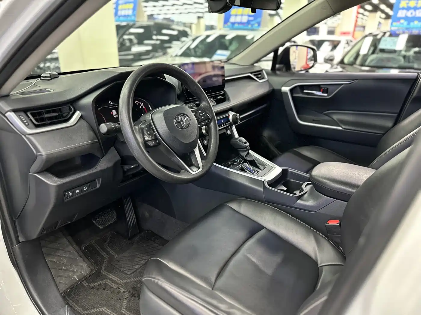 Toyota RAV4 Rongfang 2023 2.0L CVT 2WD Fashion Edition фото 4