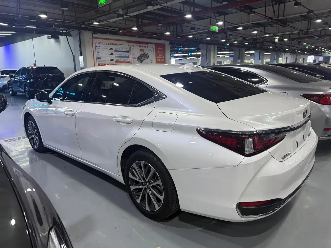 Фото 14 - Lexus ES