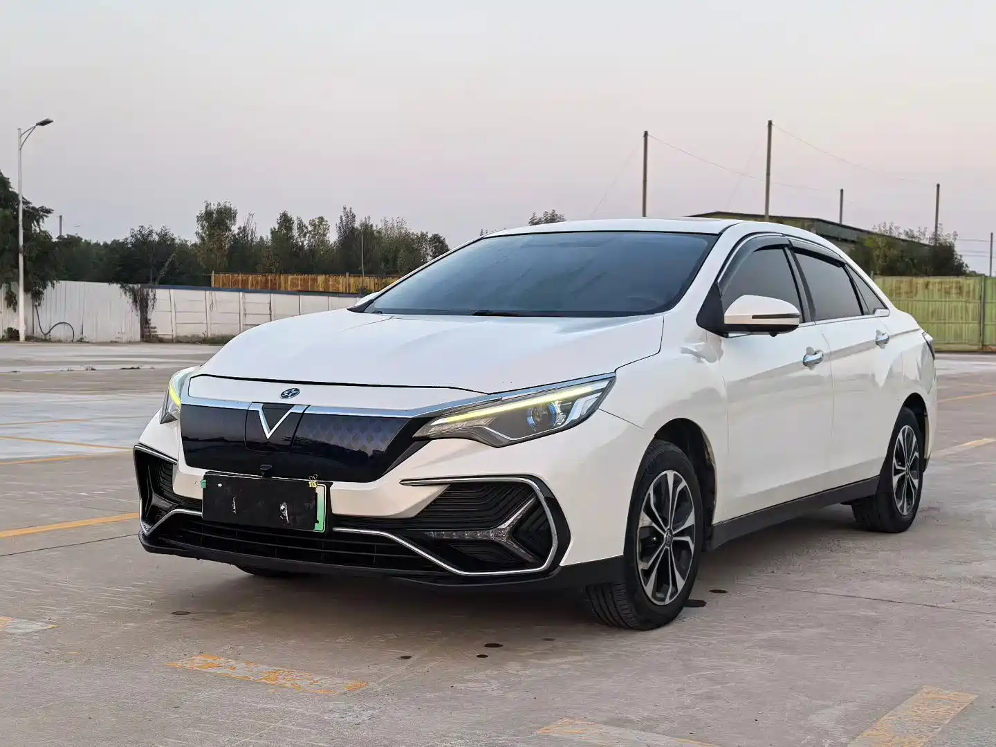 Photo 1 - Venucia D60EV