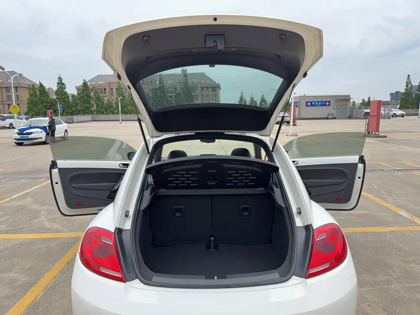 Volkswagen Beetle 2013 1.4TSI Luxury фото 12