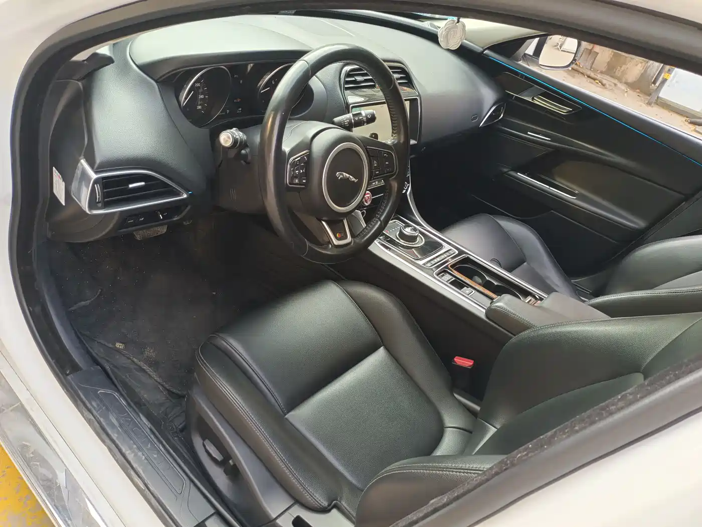 Photo 16 - Jaguar XEL