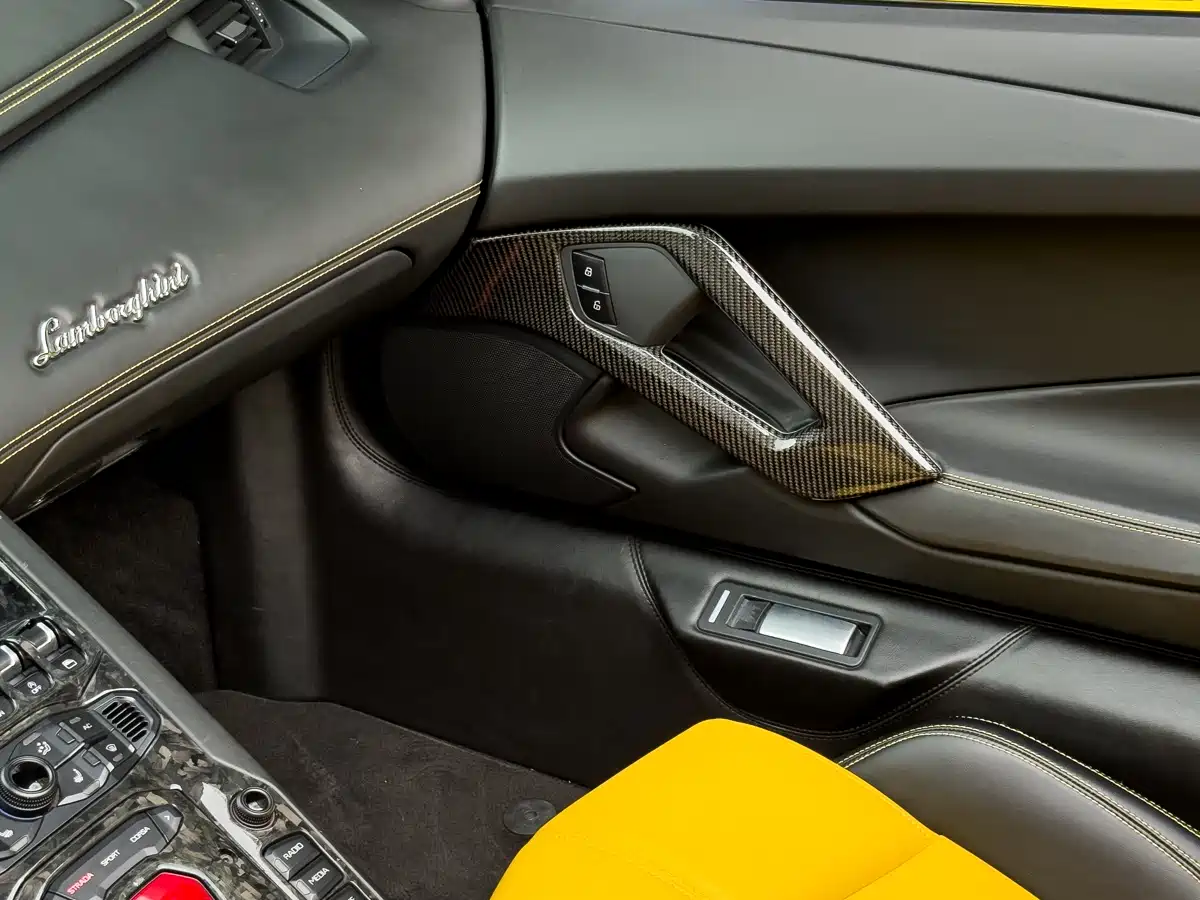 LAMBORGHINI AVENTADOR