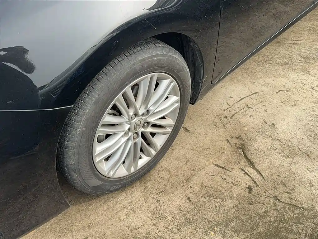 Фото 3 - Lexus ES