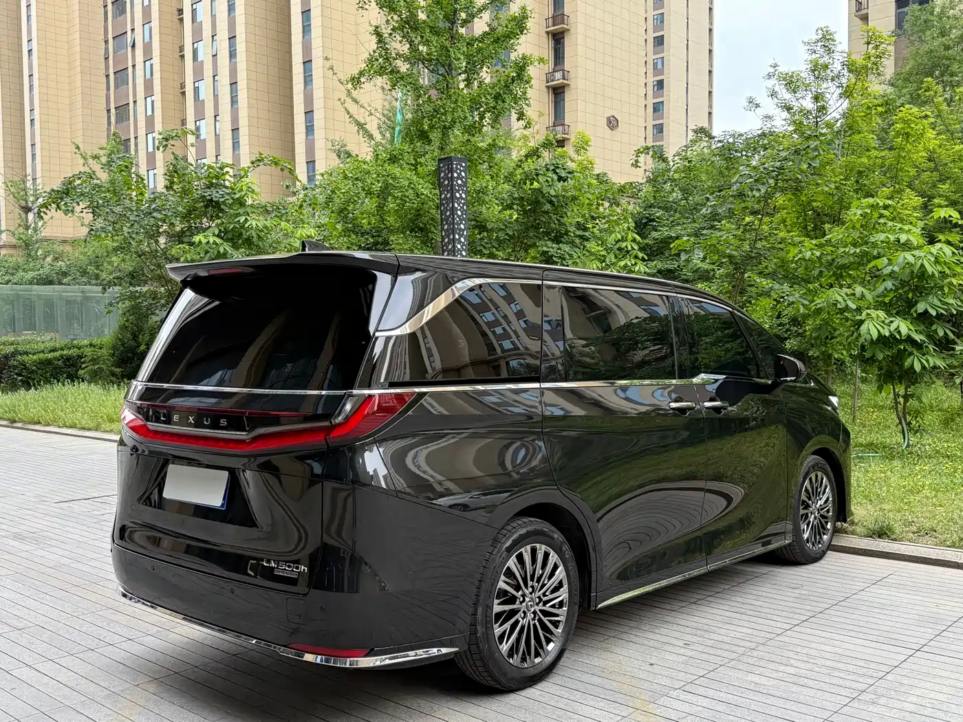 Lexus LM 2023 500h 6-Seater Prestige Edition фото 7