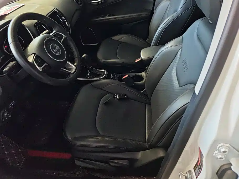 Photo 9 - Jeep Compass