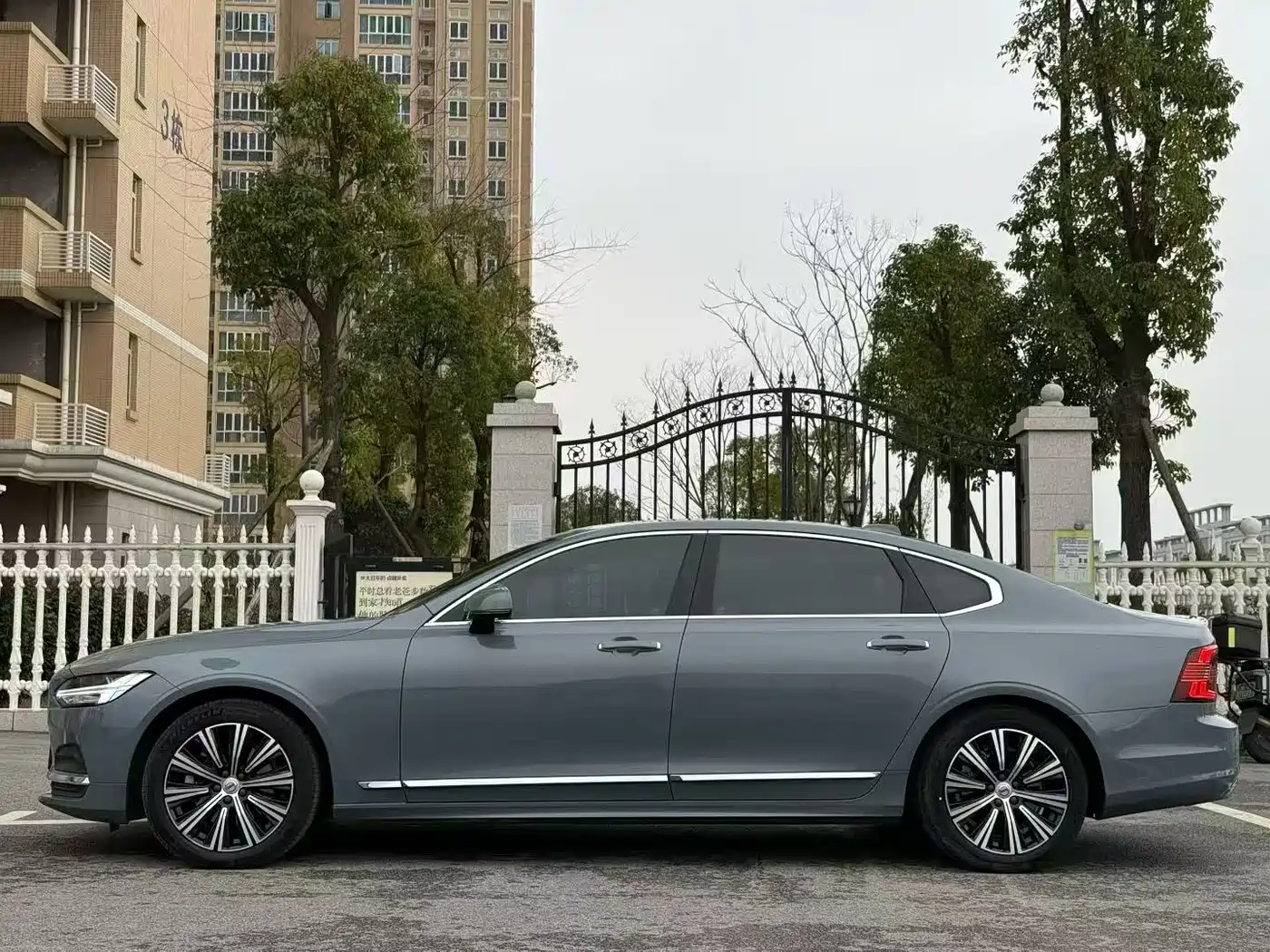 VOLVO S90