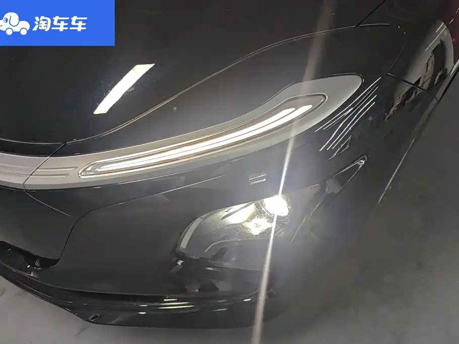 Hongqi E-QM5 2026 2025 Model 500km Travel Edition