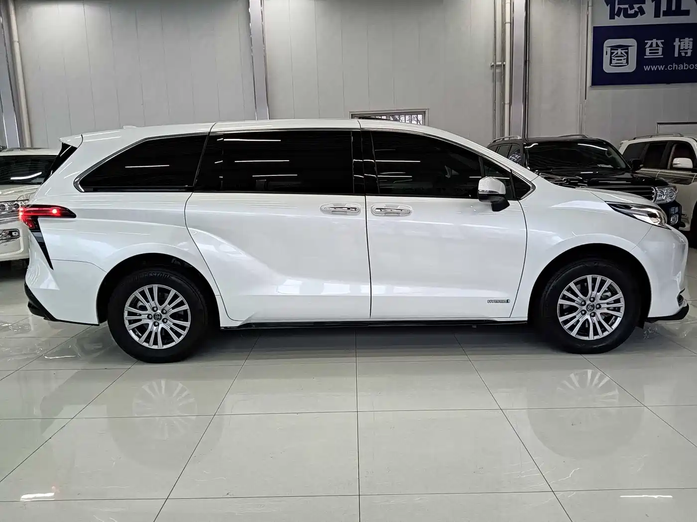 Toyota Sienna 2023 2.5L Hybrid Premium Edition фото 7