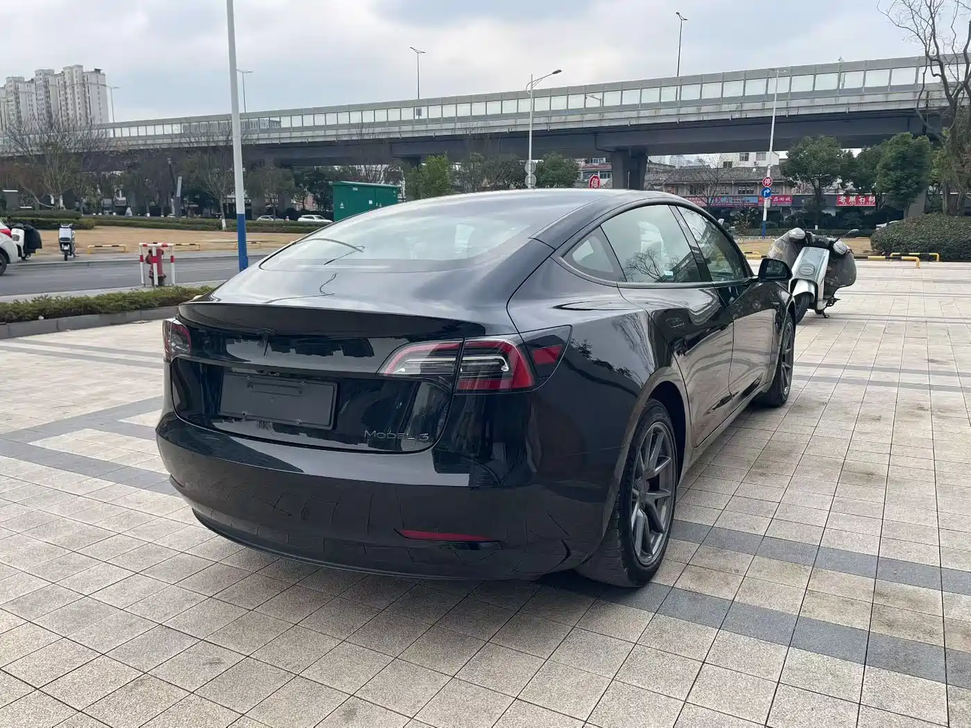 TESLA MODEL 3