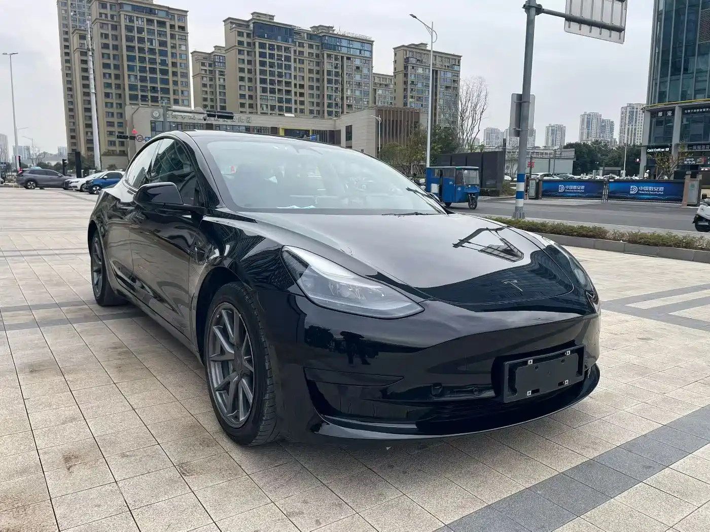 TESLA MODEL 3