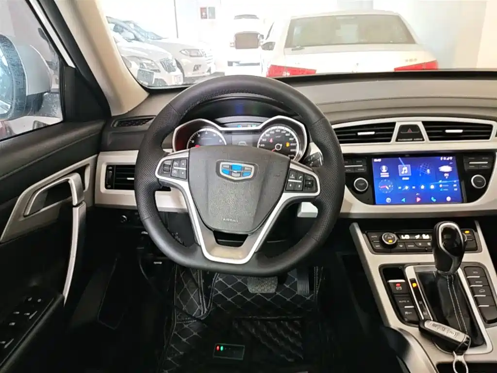 Фото 11 - Geely Atlas