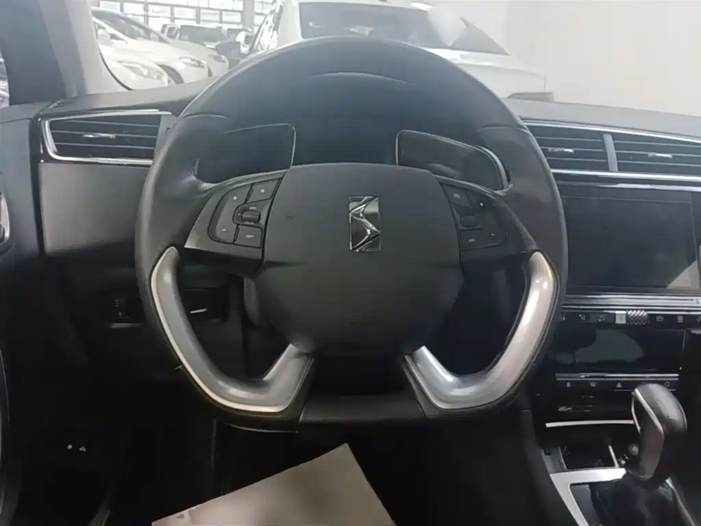 DS 5LS 2018 2018 30THP Premium Edition