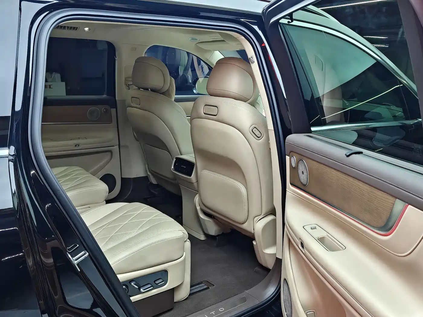AITO Wenjie AITO M9 2024 Extended Range Ultra 42kWh 6-Seater фото 15