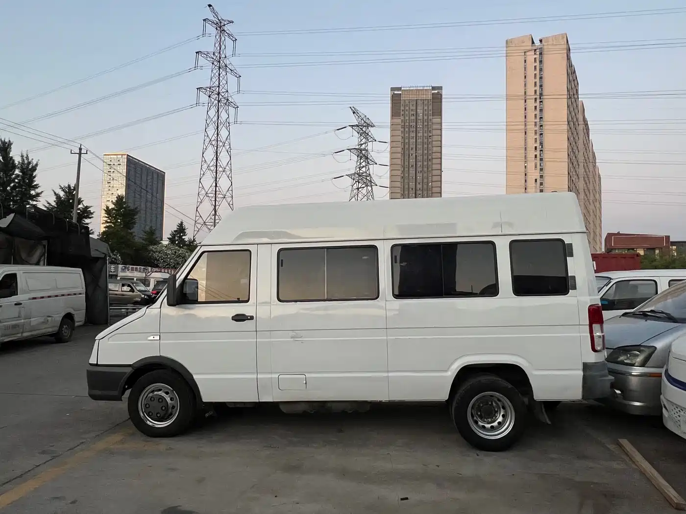 Iveco Daily 2022 2022 2.5T A37 M1 Bus 5-9 Seats Long Wheelbase Medium Roof Dual Tire Sliding Door