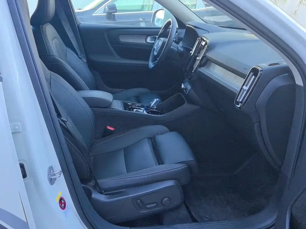 2025 Volvo XC40