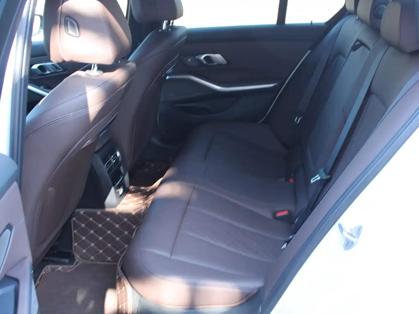 BMW 3 Series 2024 325i M Sport Shadowline Package фото 23
