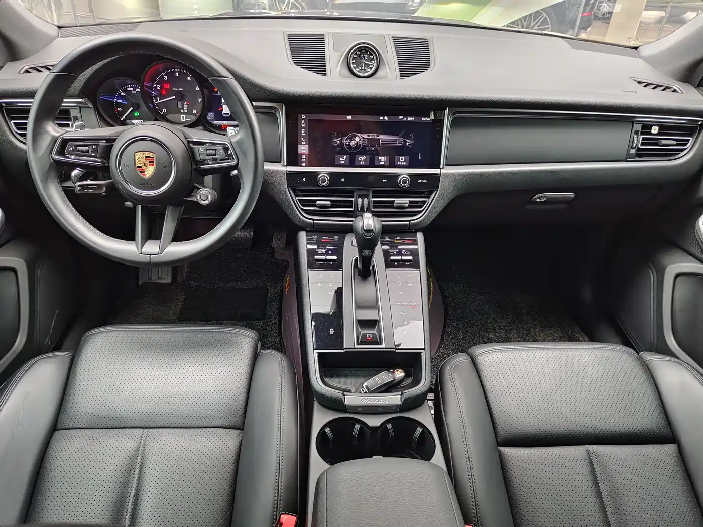 PORSCHE MACAN
