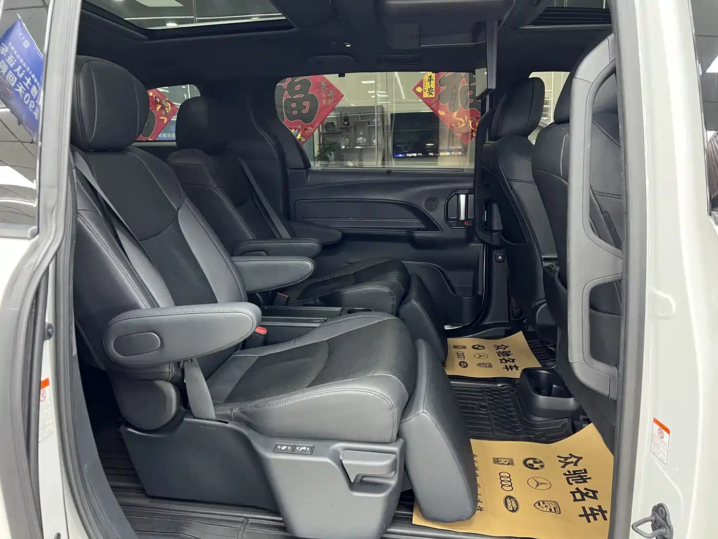 Toyota Granvia 2023 2.5L Hybrid Flagship VIP Edition фото 5