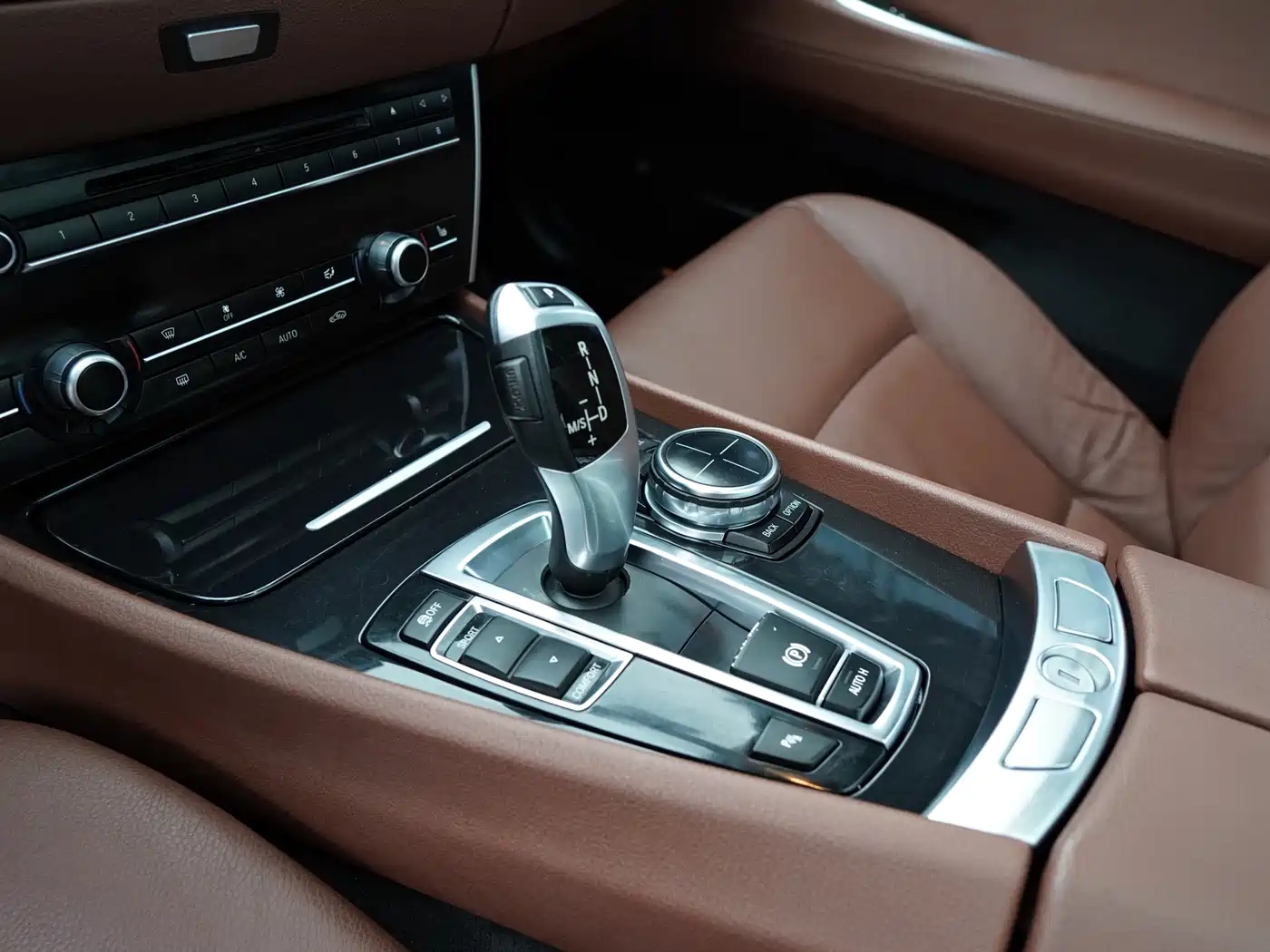 BMW 5 Series GT 2013 535i Elegance фото 23