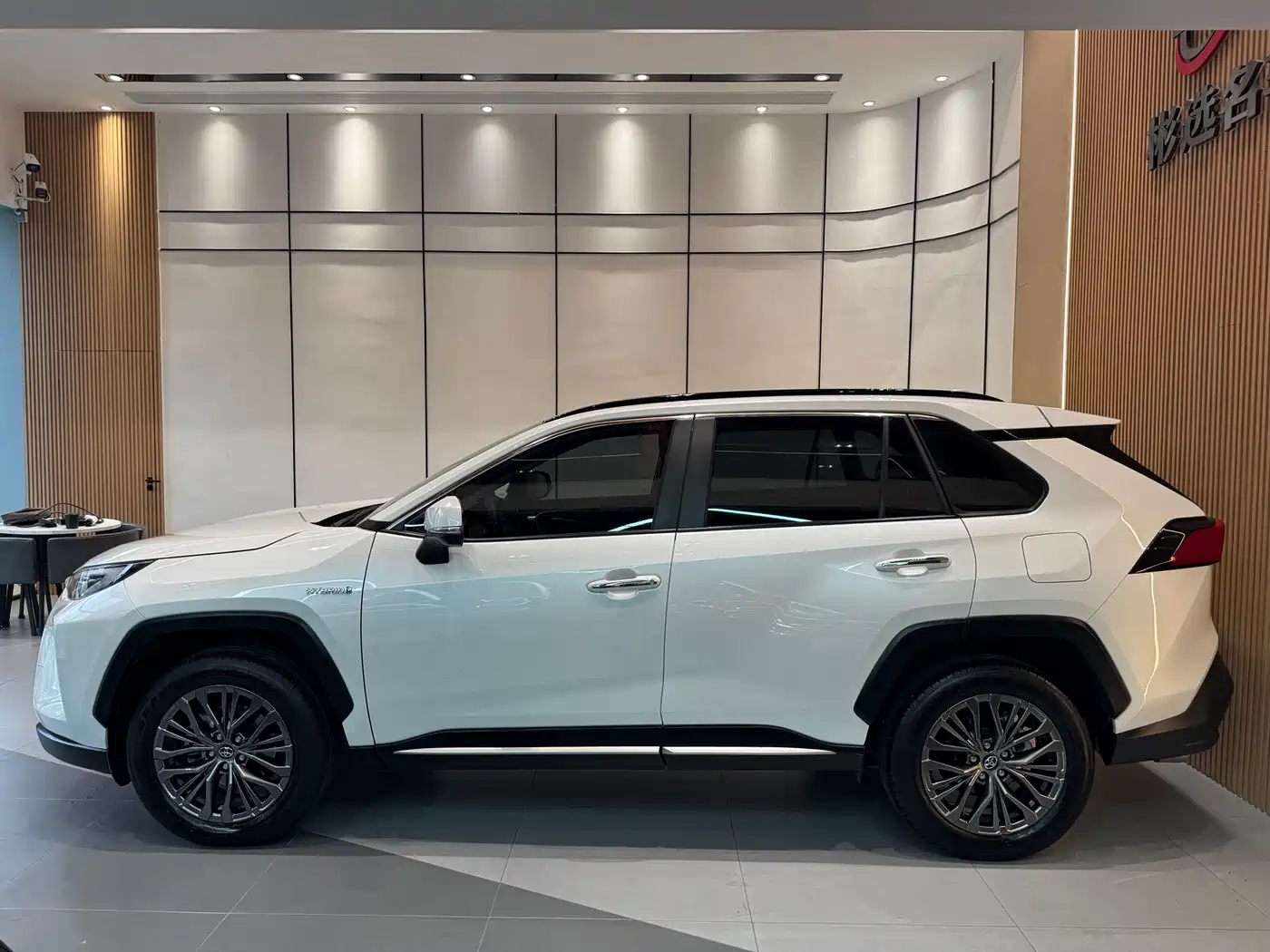 Toyota Wildlander 2023 Hybrid 2.5L E-CVT AWD Premium Edition фото 4