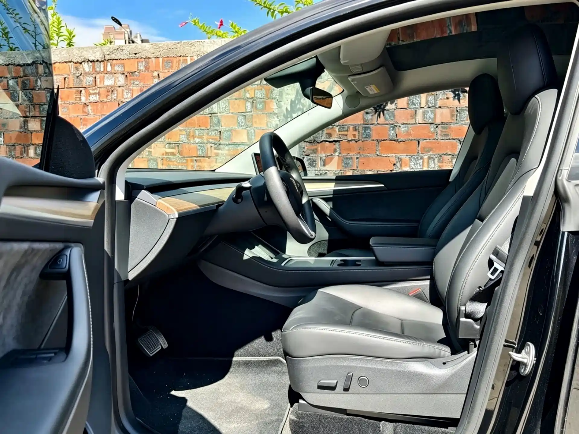 Photo 5 - Tesla Model Y
