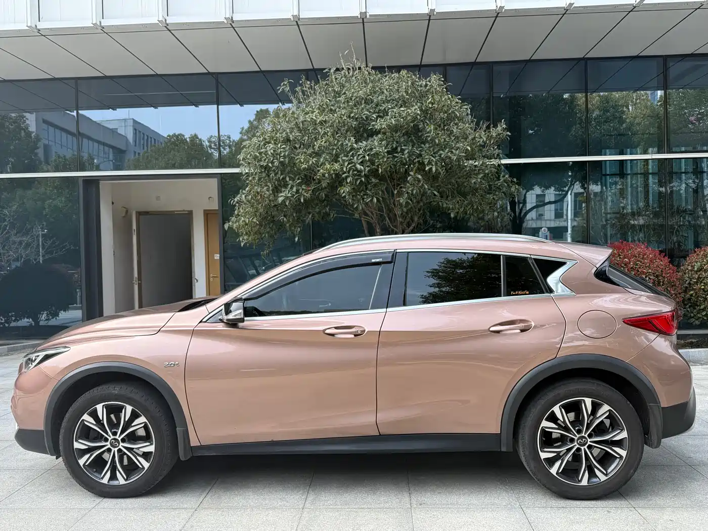 Infiniti QX30 2017 2.0T 4WD Sport Edition фото 3