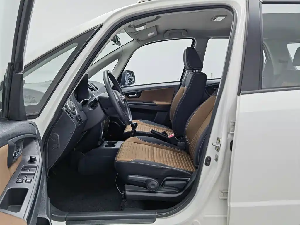 Фото 10 - Suzuki SX4