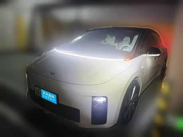 Li Auto i6 2025 4WD Base Model — фото 1