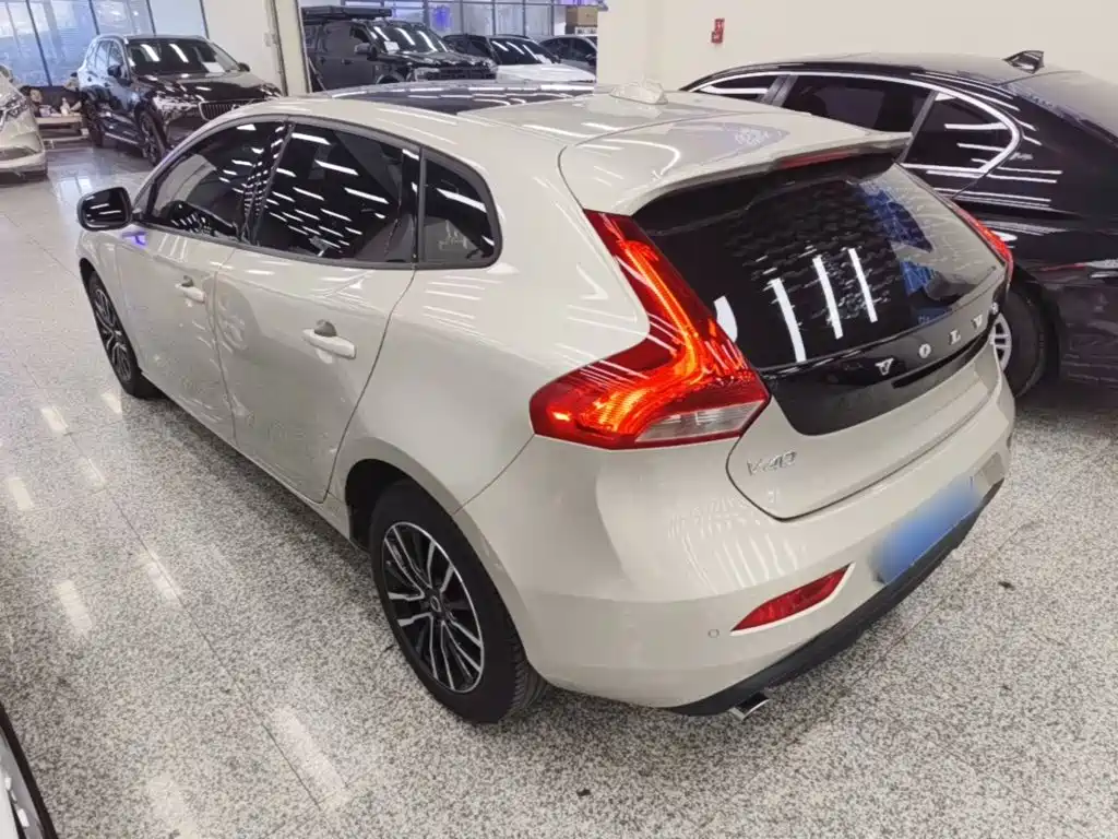 صورة 5 - Volvo V40