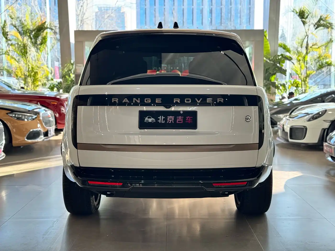 Land Rover Range Rover 2024 3.0 L6 400PS SV Prestige Genesis Extended 4-Seater фото 4