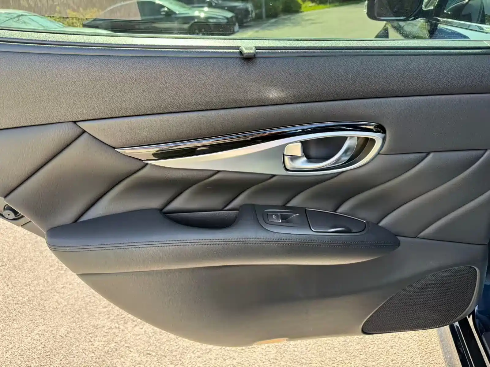 Photo 6 - Infiniti Q70