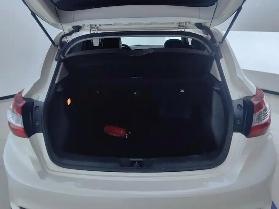 Фото 4 - Nissan Tiida