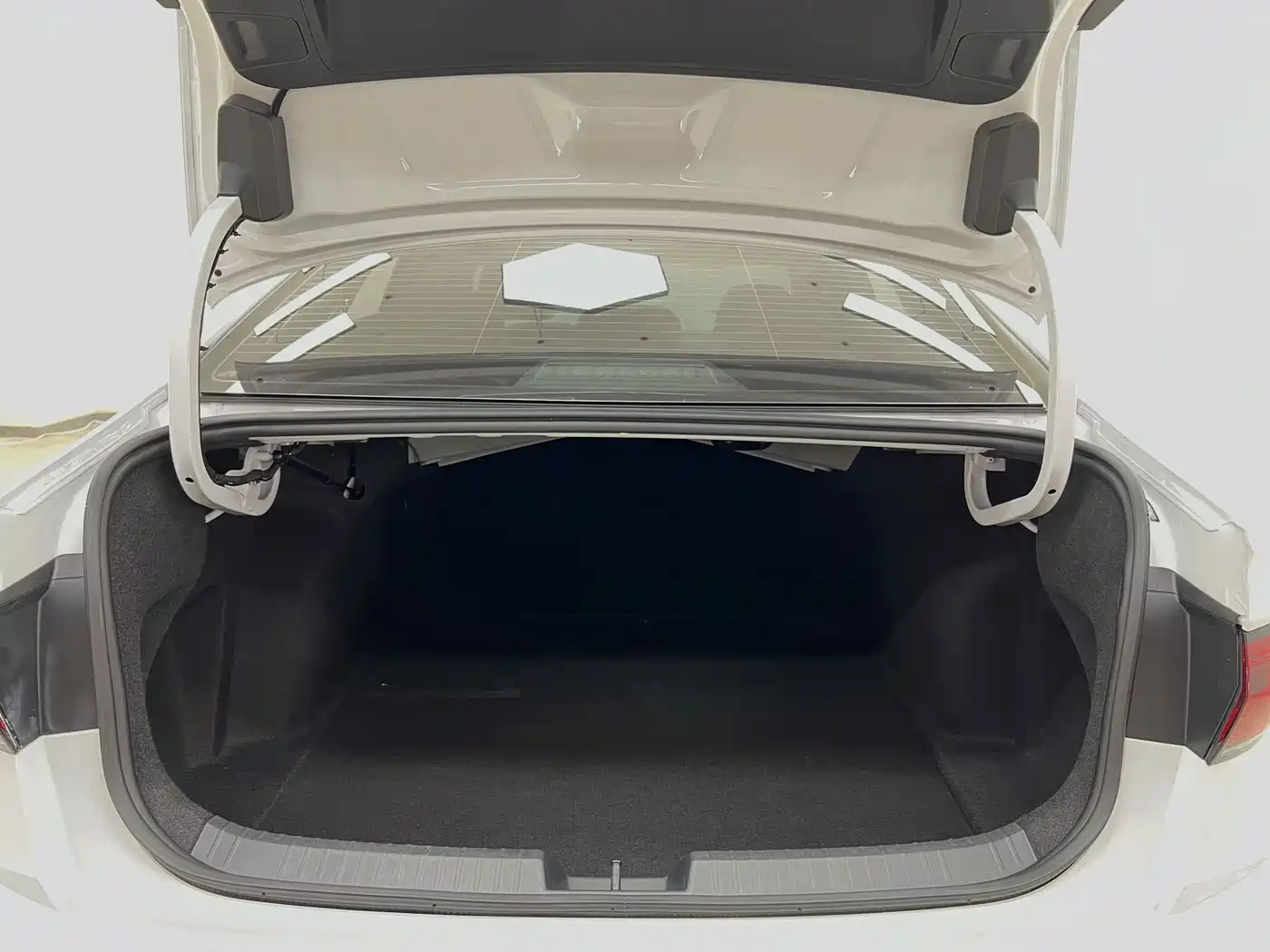 Volkswagen Sagitar 2023 300TSI DSG Surpassing Edition фото 26