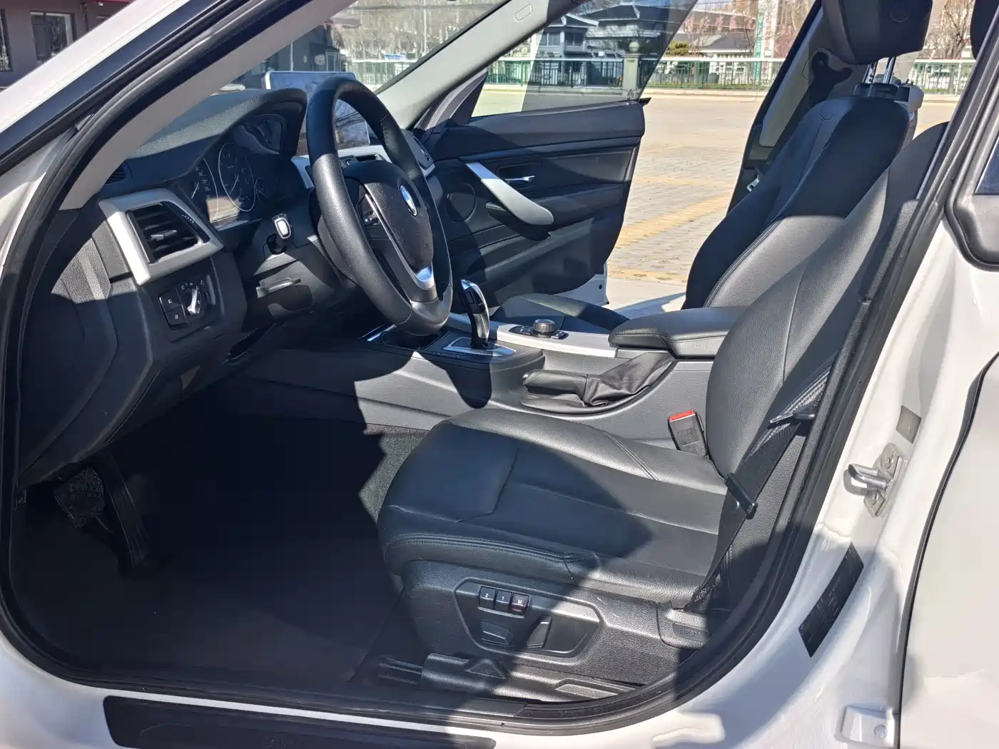 BMW 3 Series GT 2013 Model 320i Leading фото 8