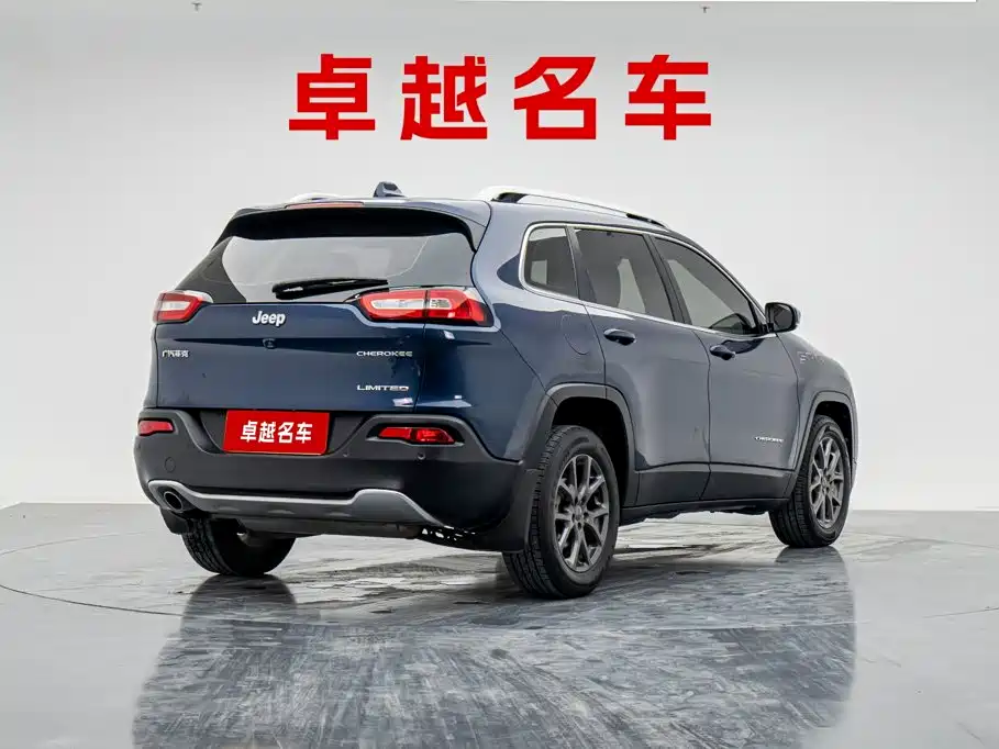 Photo 4 - Jeep Cherokee