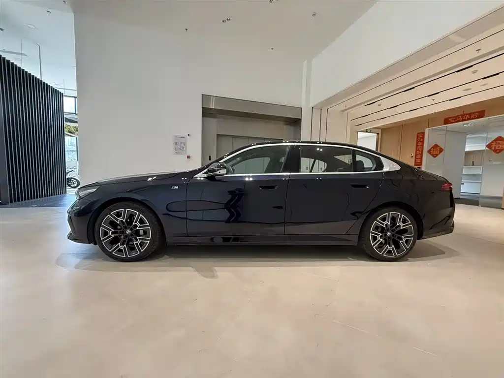 BMW 5 Series 2025 530Li Premium M Sport Package фото 3