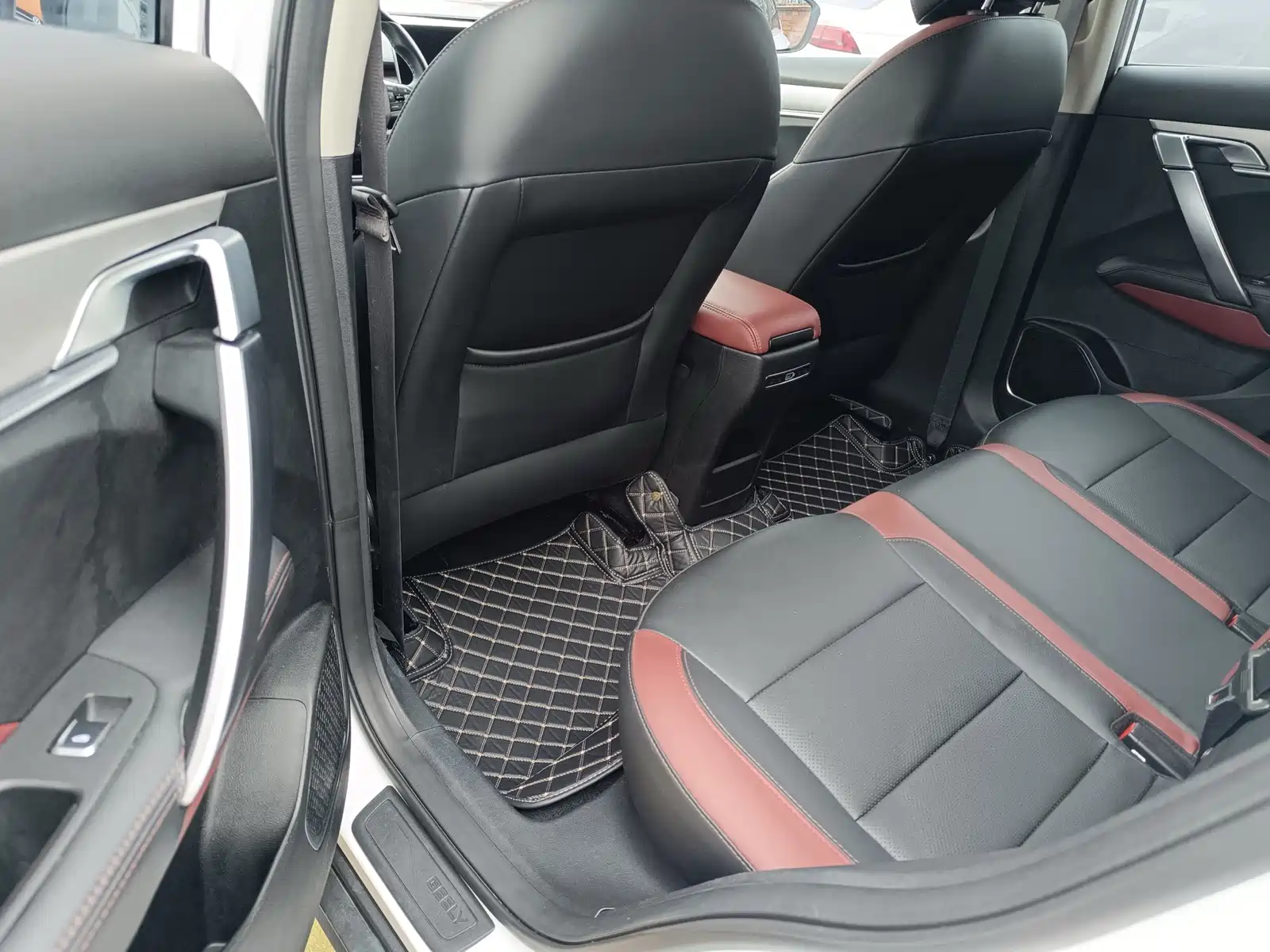 Фото 9 - Geely Coolray