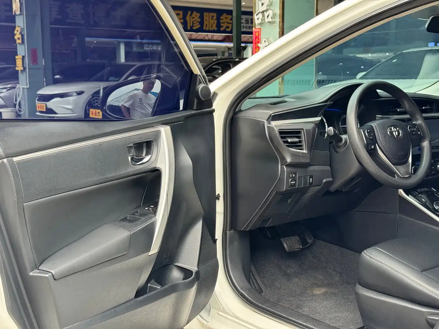 Toyota Corolla 2016 Dual Hybrid 1.8L E-CVT Pioneer Edition фото 6