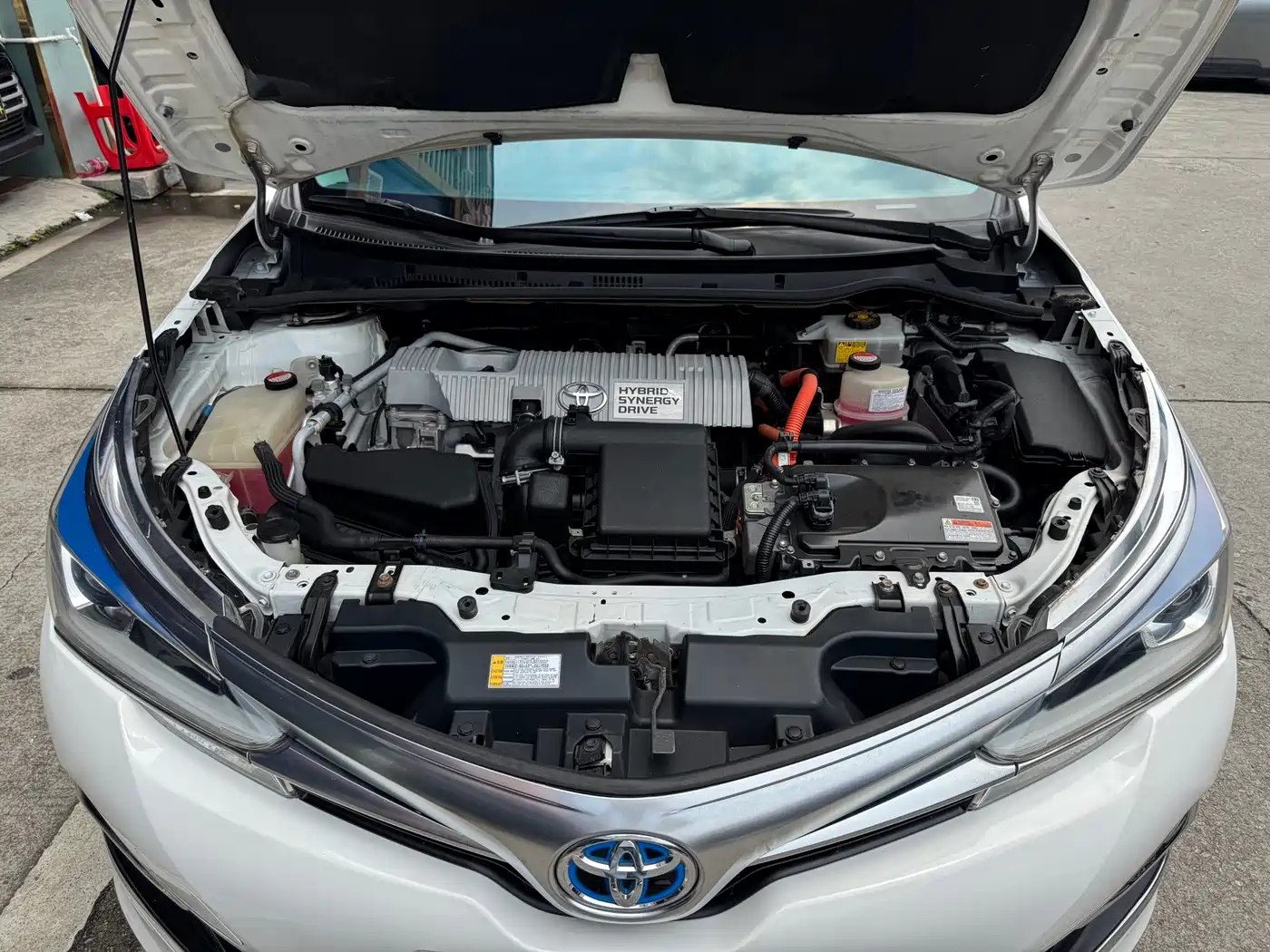 Toyota Corolla 2016 Dual Hybrid 1.8L E-CVT Pioneer Edition фото 20