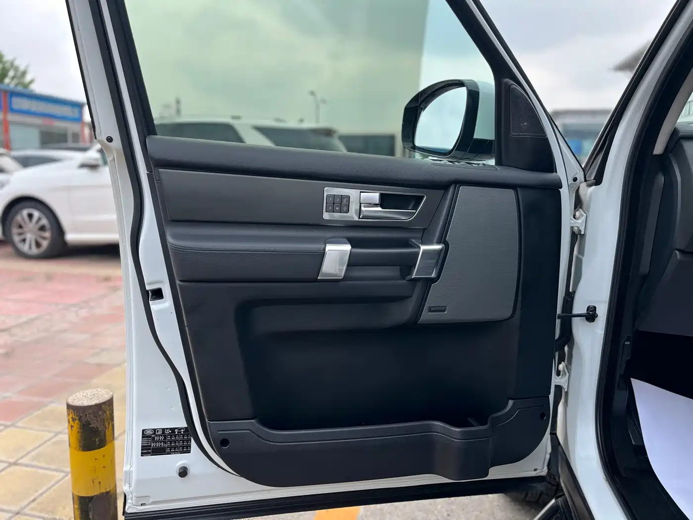 Land Rover Discovery 2016 3.0 SC V6 SE фото 8