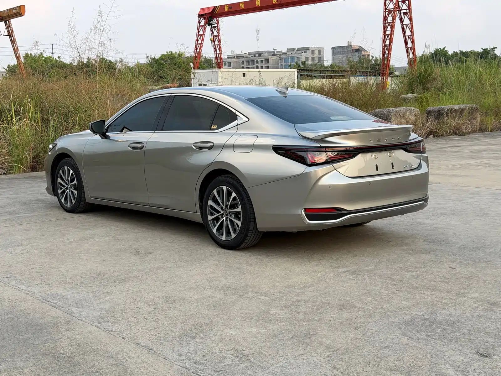 Фото 14 - Lexus ES